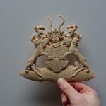 Schnitzerei - Wappen mit zwei Löwen und Schild in der Mitte